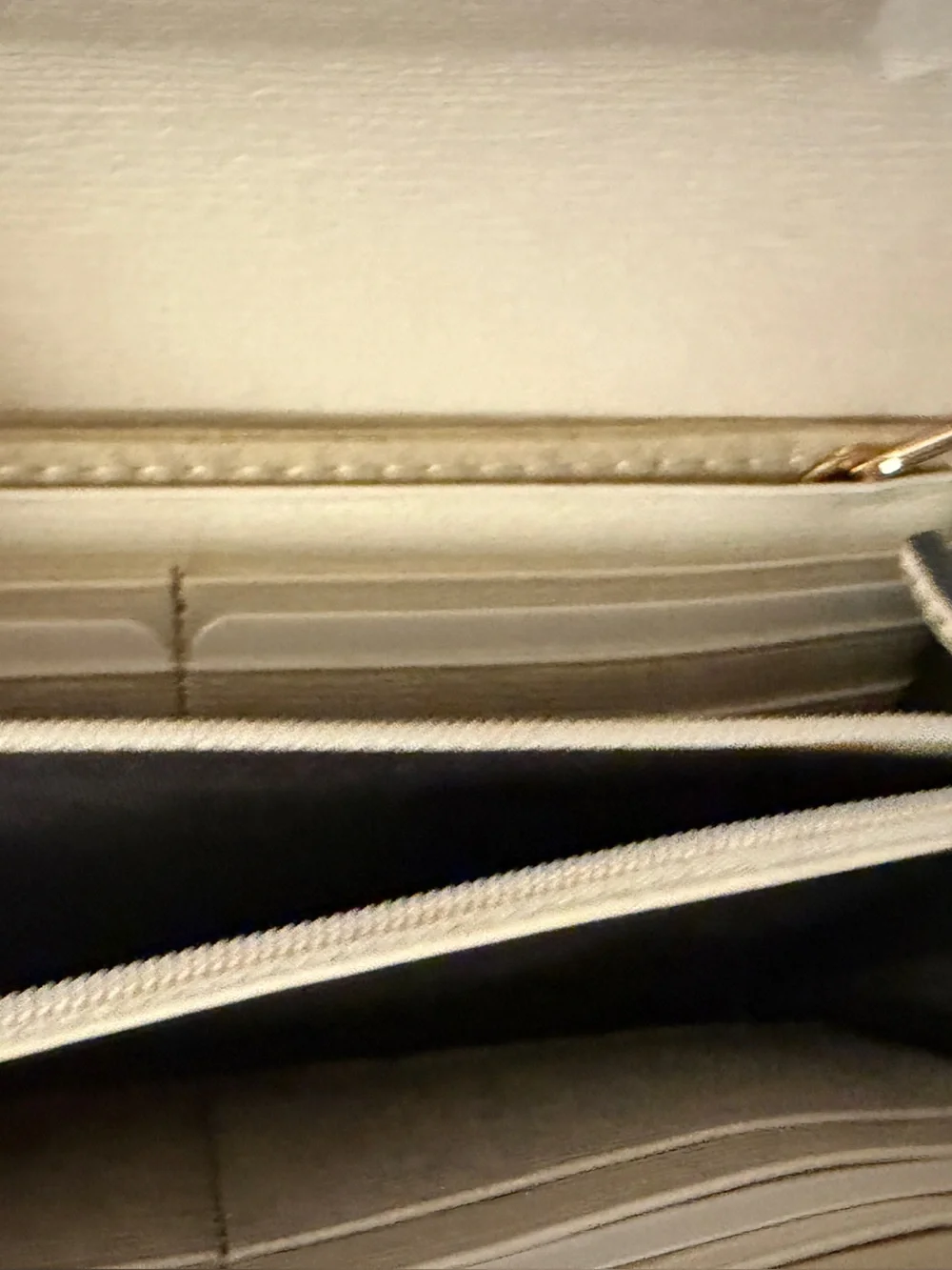 Gucci Cream Leather Wallet with Gold Hardware COA and attachable unbranded chain